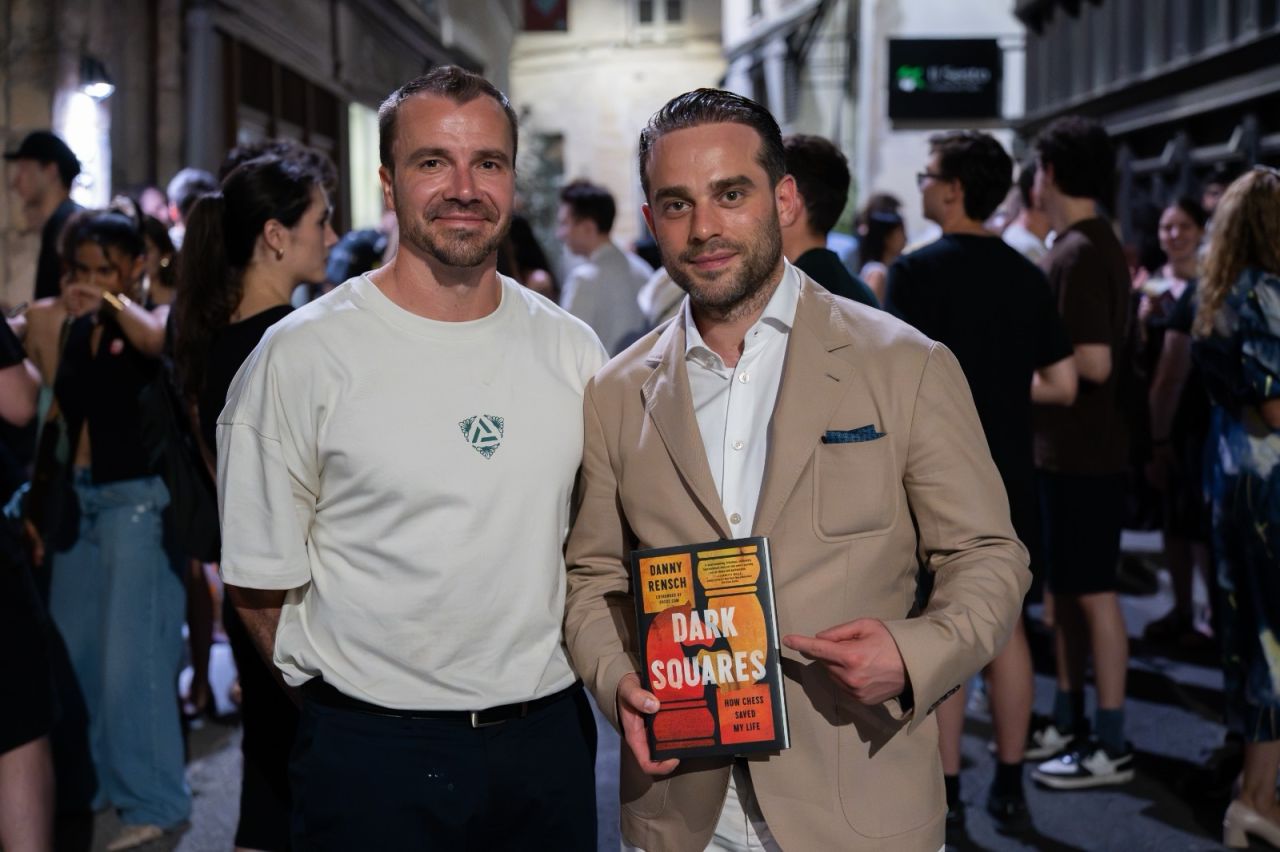 Chess news — Wadim Rosenstein Takes His FIDE Campaign to the Streets of Paris